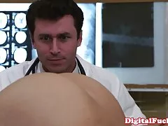 Film di tette naturali con film erotici italiani completi l'arrapata Lena Dark di Smut Puppet